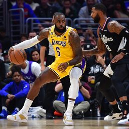 LeBron James exits Lakers’ loss due to sore leg
