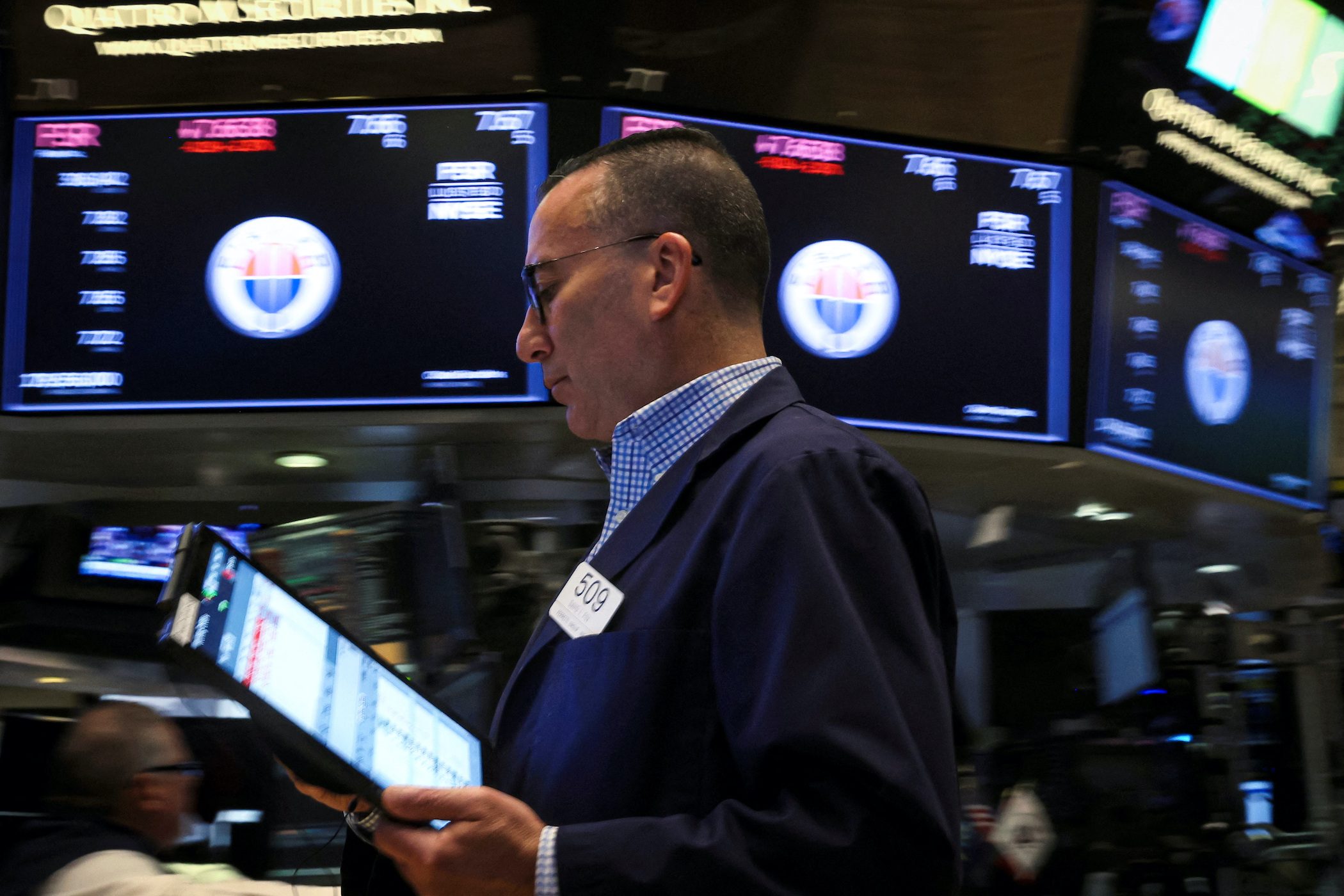World shares rise, US Treasury yields fall ahead of Fed minutes