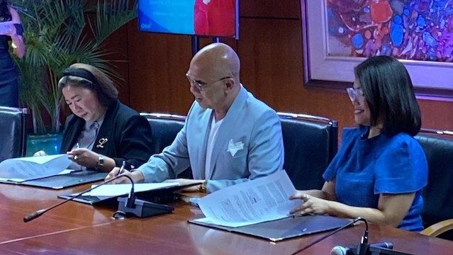 Boy Abunda signs new contract with GMA Network
