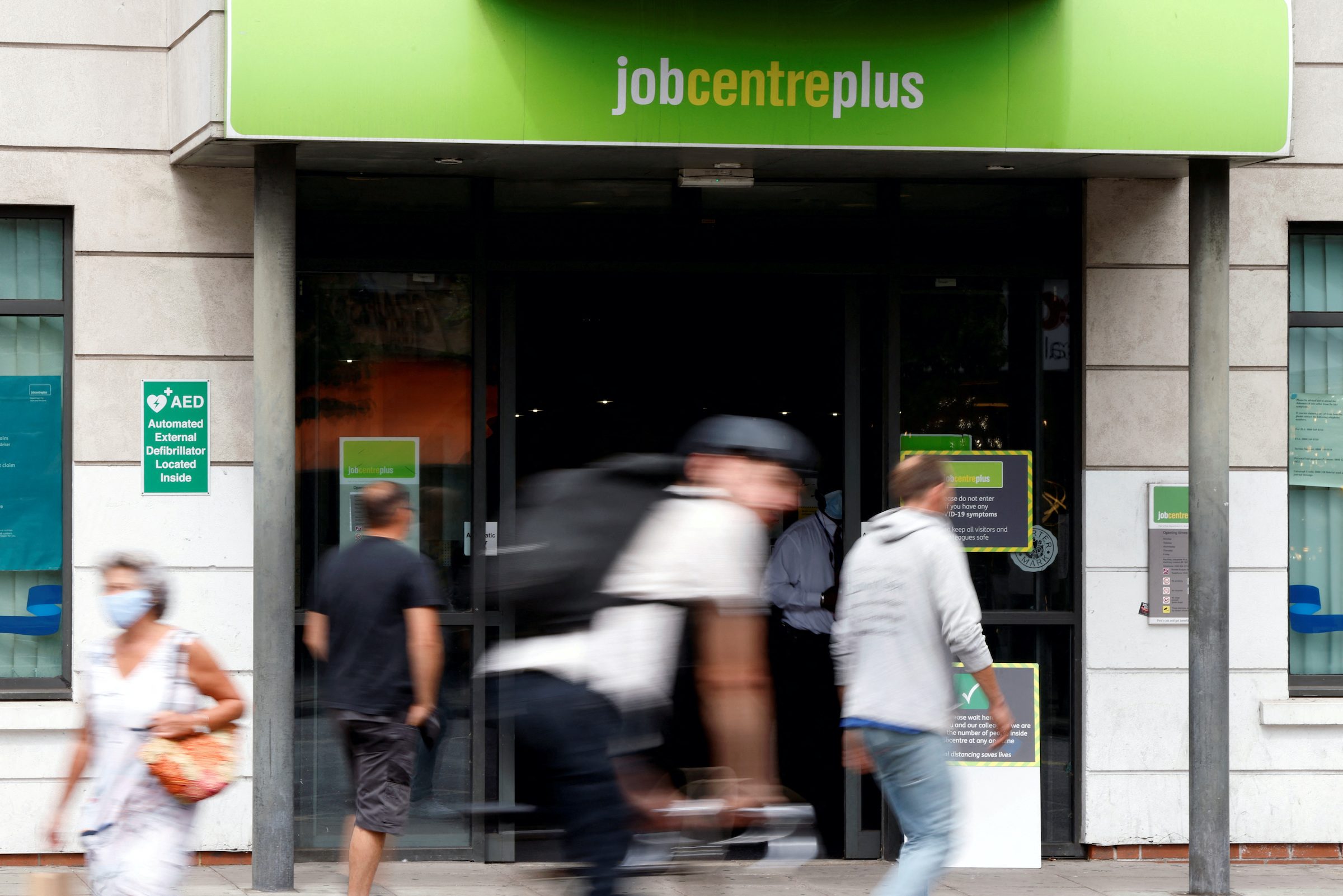 UK jobless rate rises again but pay growth keeps Bank of England on edge