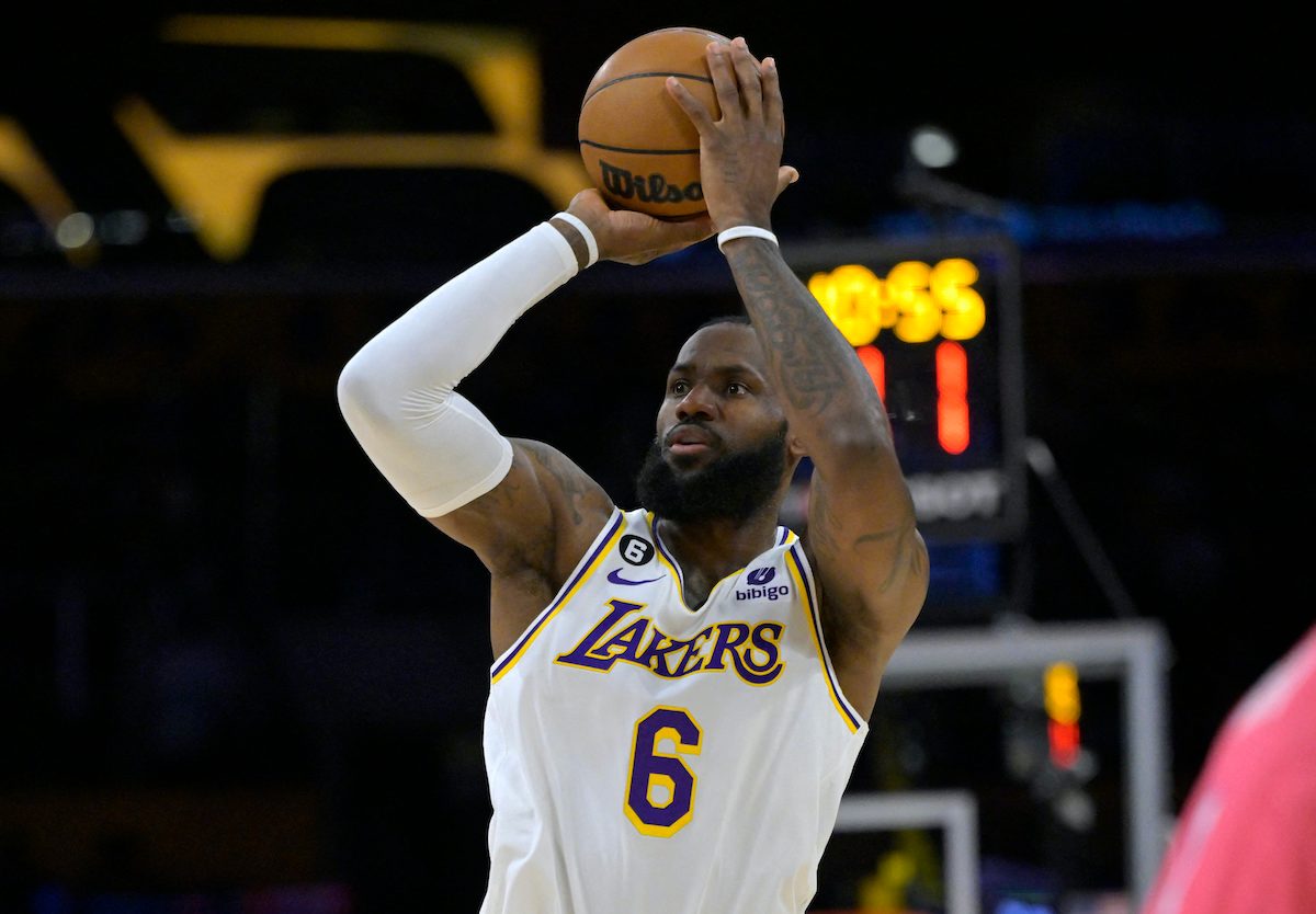 LeBron James, Lakers slide by Wizards in final seconds