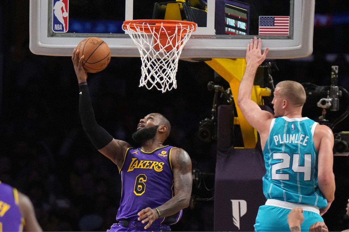 LeBron James’ 6th straight 30-point game not enough as Hornets nip Lakers