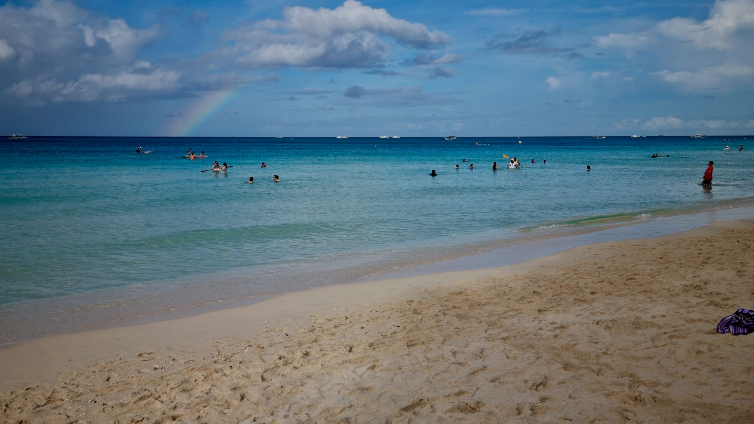 Foreign tourists in Boracay pushed for optional insurance – Malay councilor
