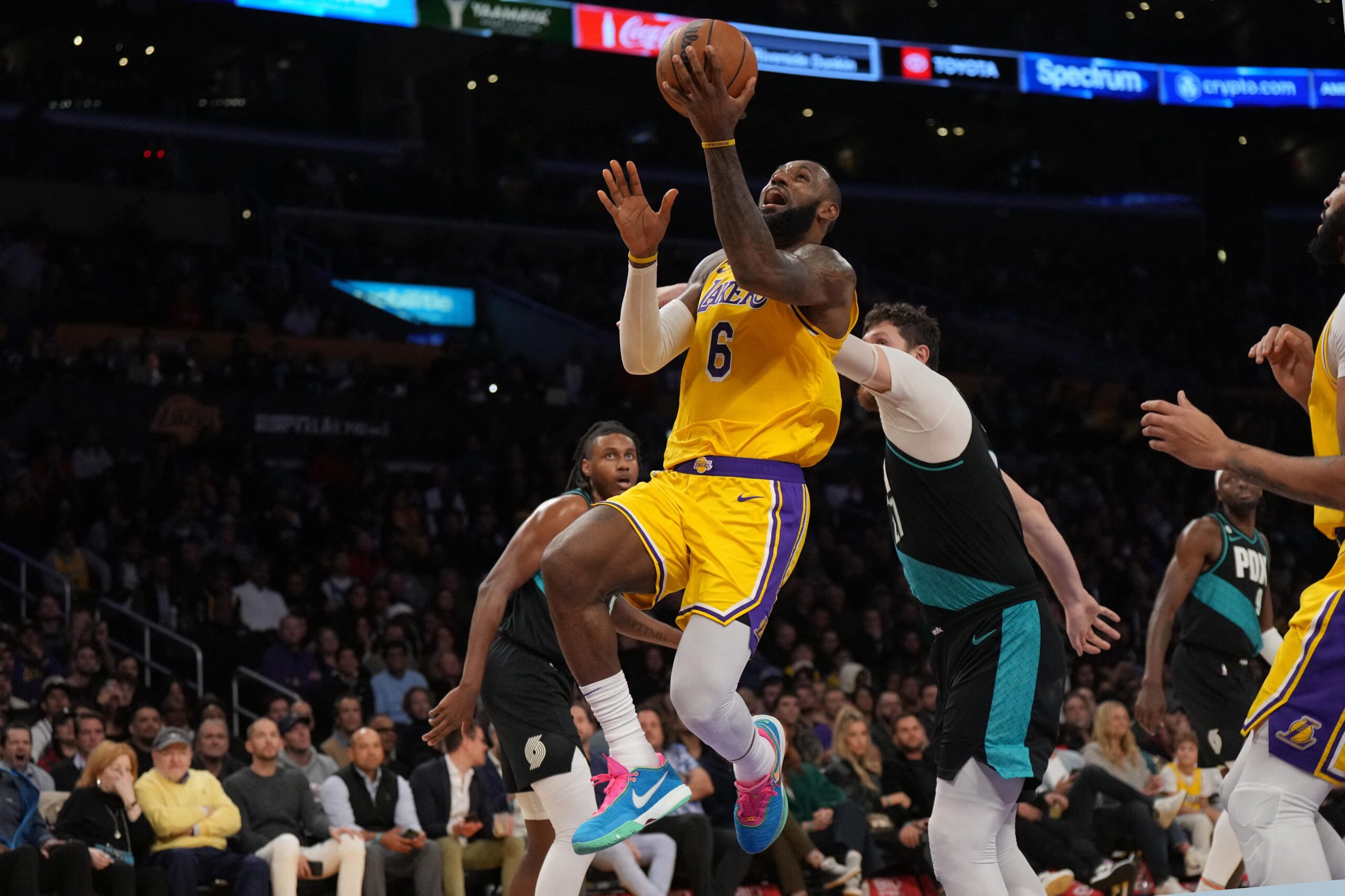 No blown lead this time as Lakers rout Blazers