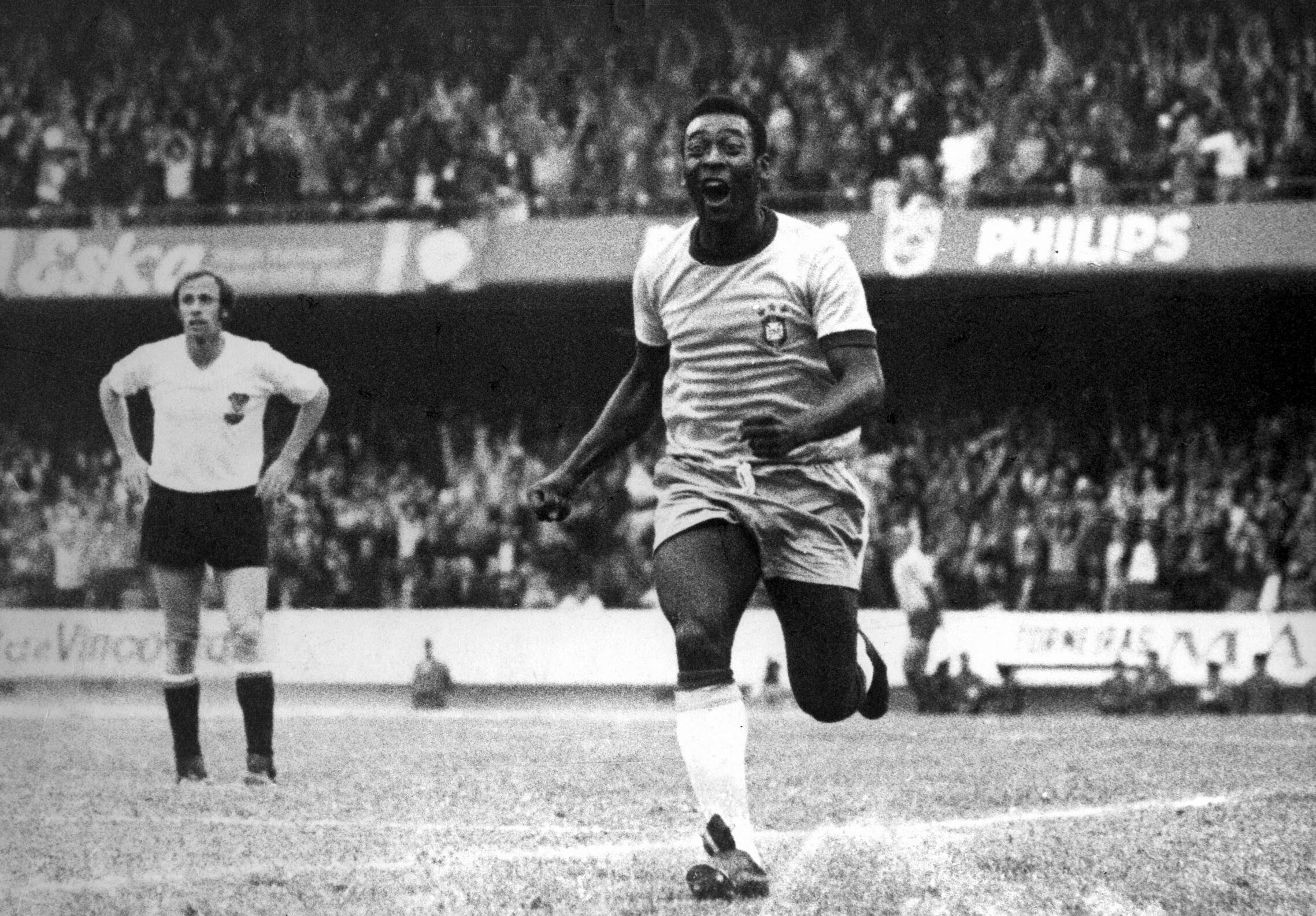 Soccer’s ‘King Pele’ mourned around the globe