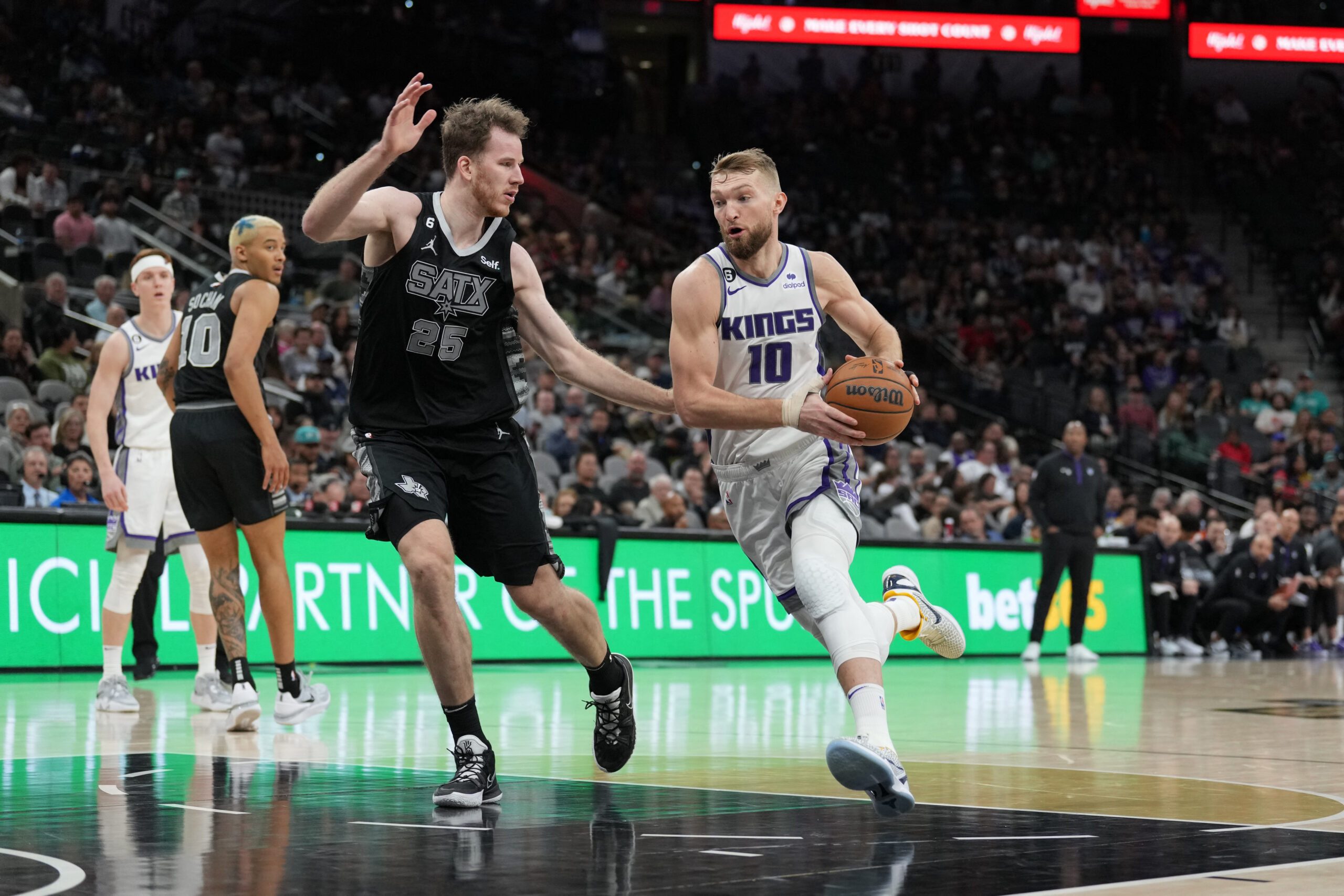 Tides turning: Contending Kings blow out rebuilding Spurs