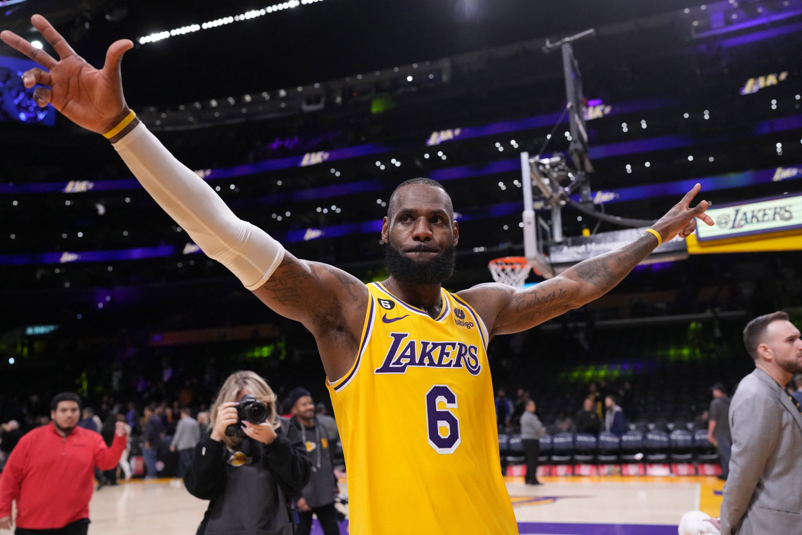 LeBron drops 48 as Lakers commit record-low 2 turnovers in win over Rockets