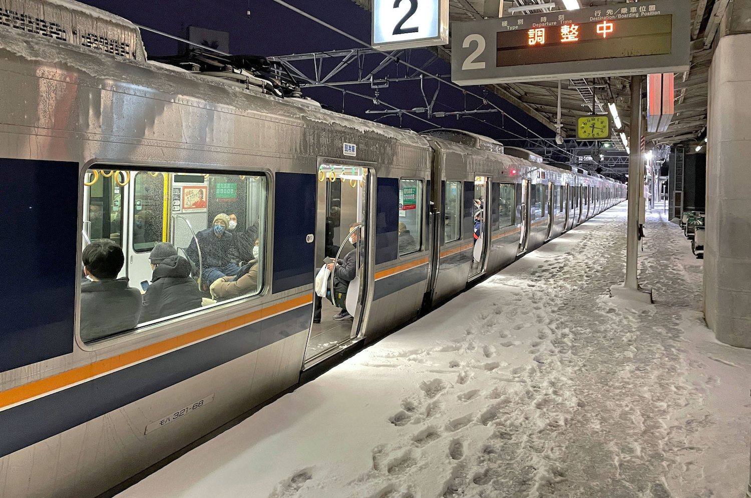 Heavy snow, deep cold halts transport across Japan, at least 1 dead