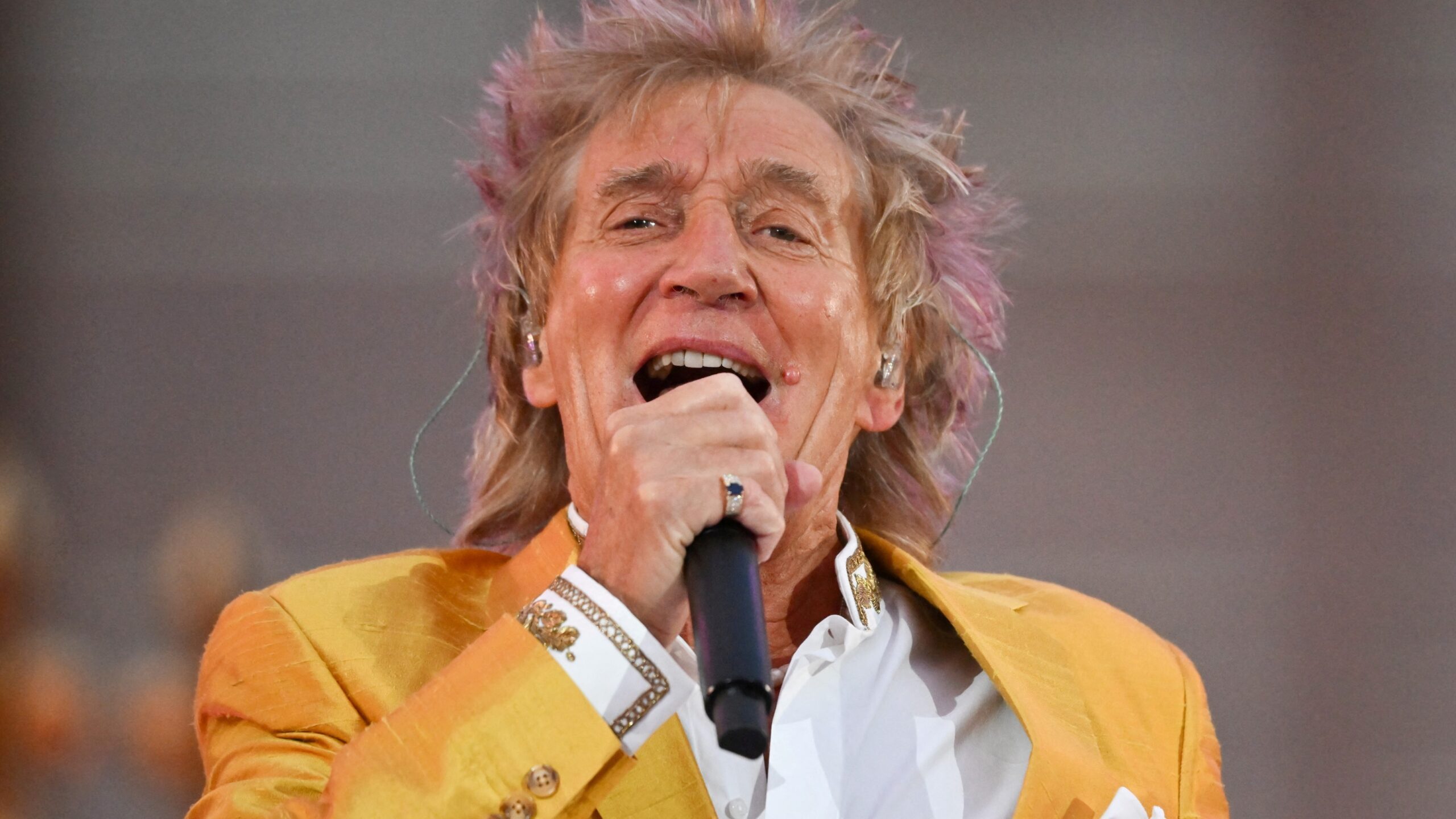 Rod Stewart slams ‘ridiculous’ state of health system in surprise call to news program