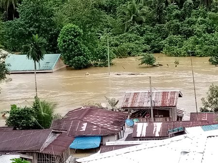 Thousands of families flee flooded communities in the Visayas, water reaches roofs