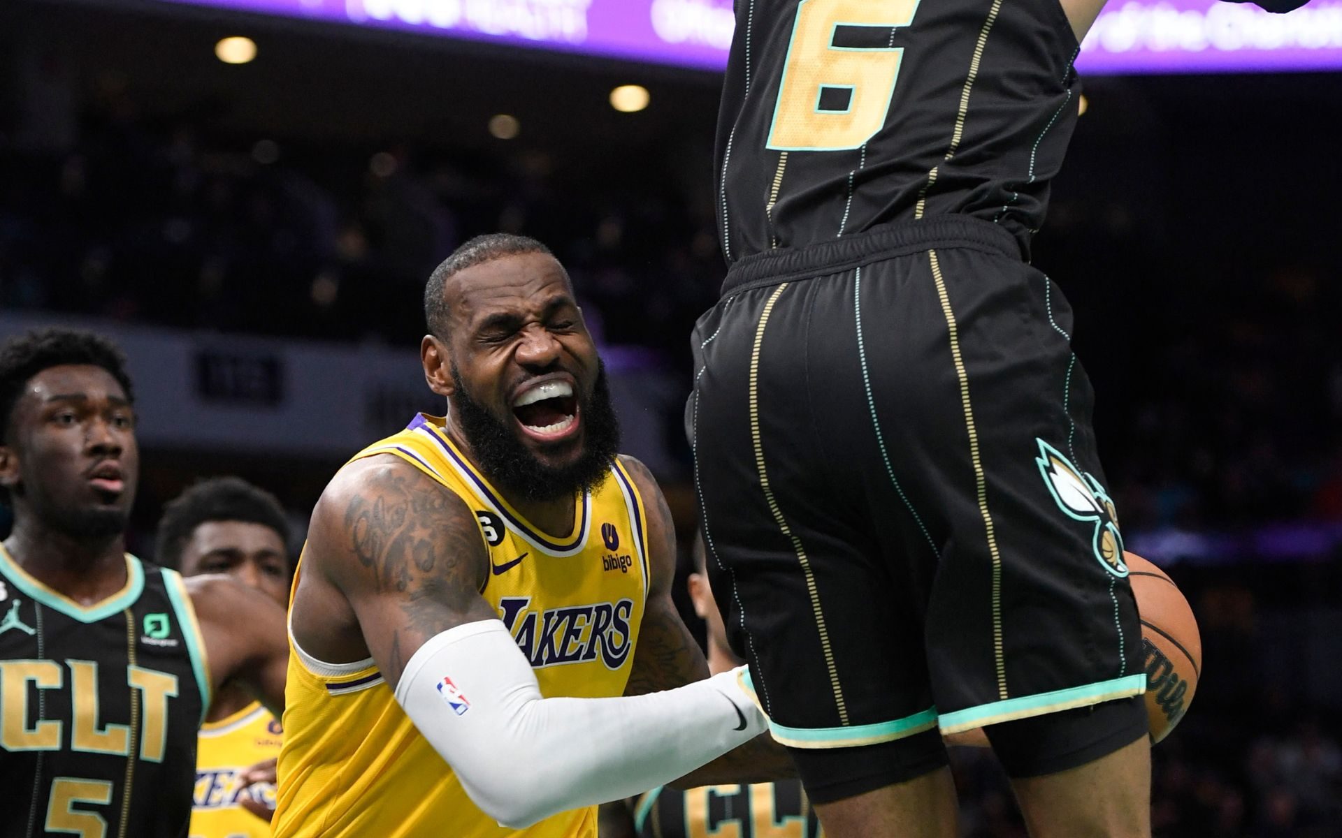 LeBron James erupts for 43 as Lakers clamp Hornets comeback rally