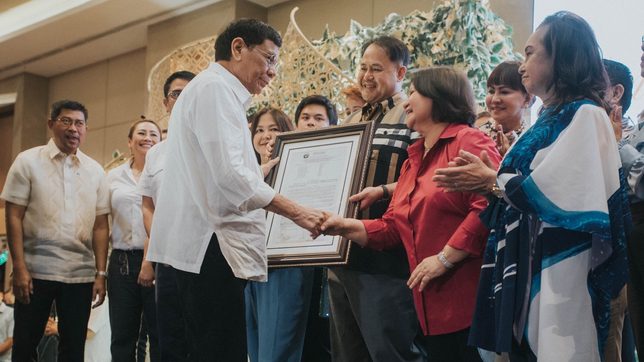 Duterte back in limelight as Pampanga ‘adopted son,’ resumes attacks on Lopezes, Ayalas