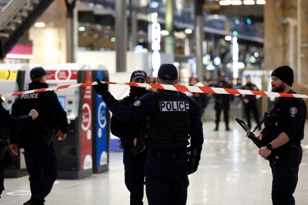 Man with knife wounds 6 people at Gare du Nord station in Paris