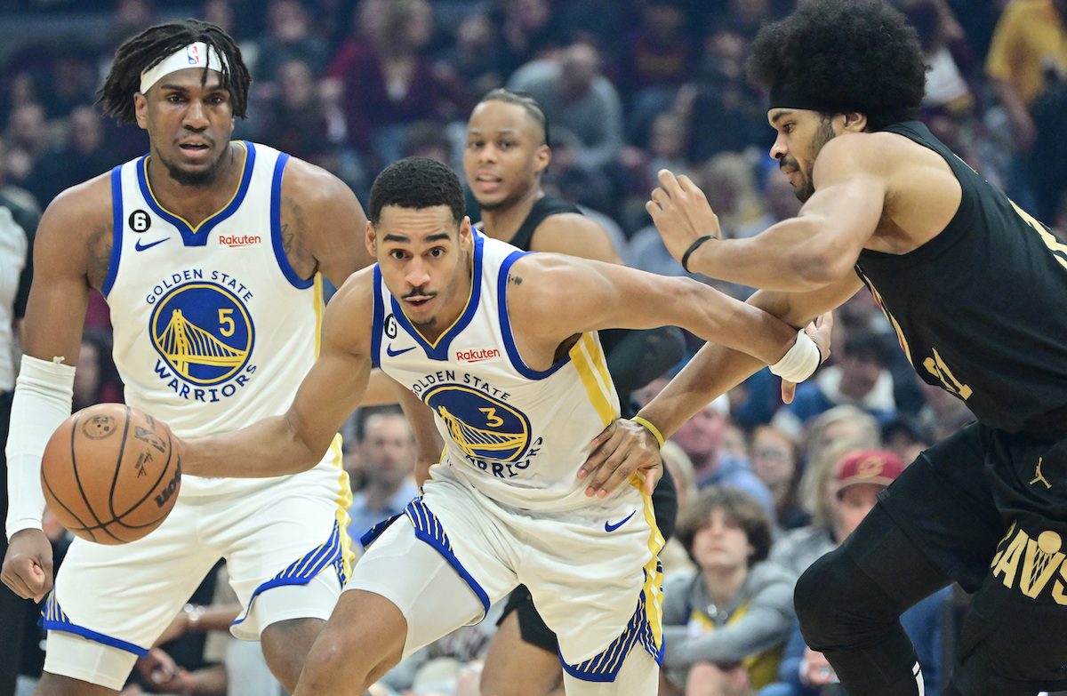 Shorthanded Warriors sink Cavs with 3-point barrage
