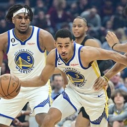 Shorthanded Warriors sink Cavs with 3-point barrage