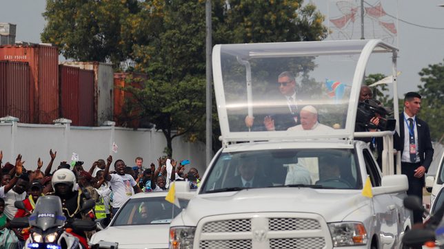 Huge crowds welcome Pope Francis to Congo for start of Africa trip