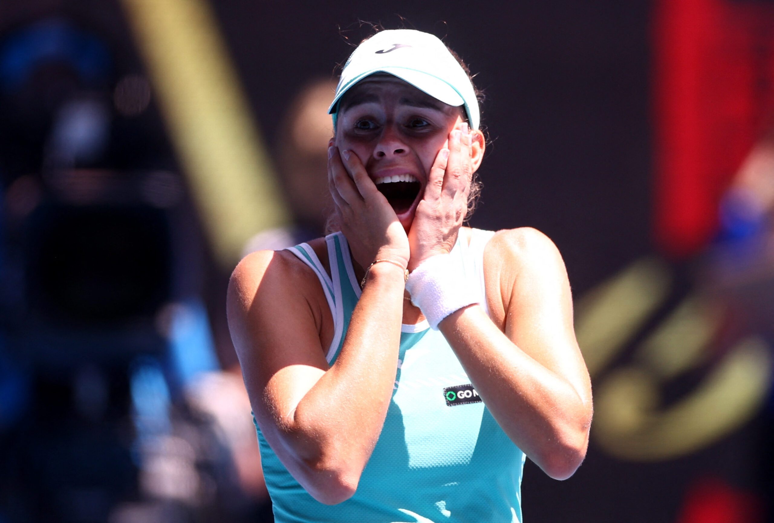 Stunned Linette, Sabalenka power into Australian Open semis