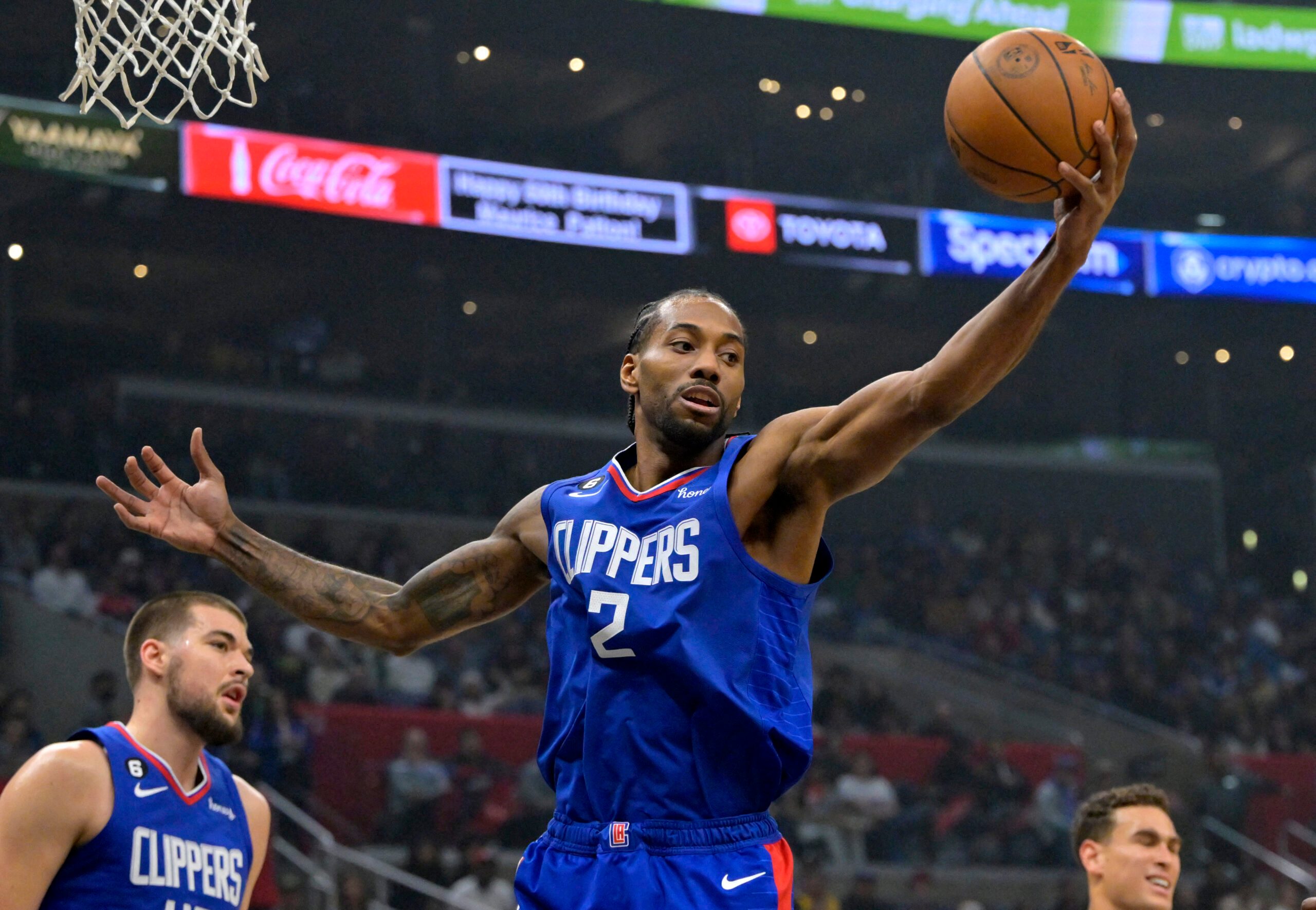 Kawhi Leonard pours in 33 points as Clippers hang on vs Mavs
