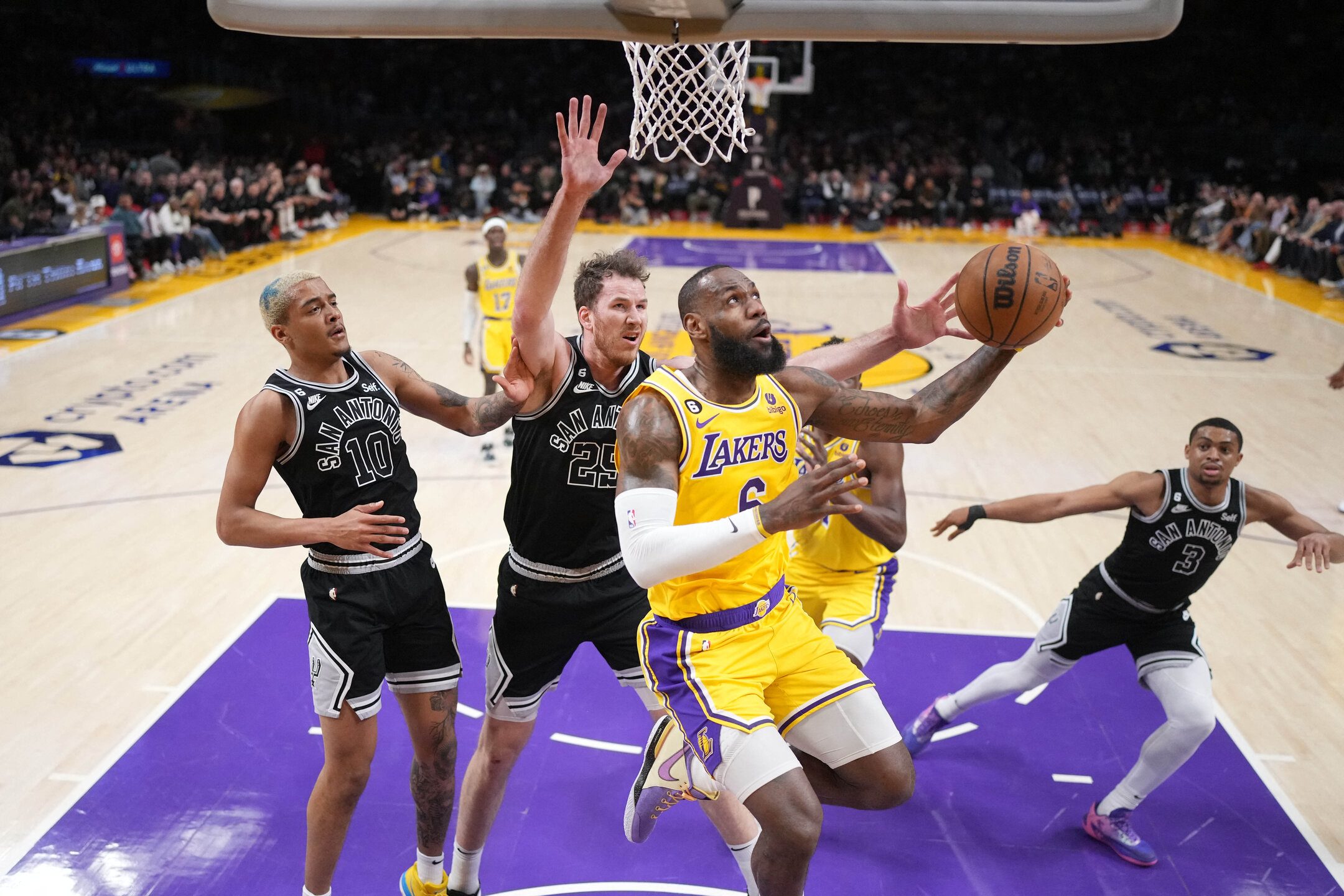 LeBron nears all-time record, Davis returns as Lakers thump Spurs