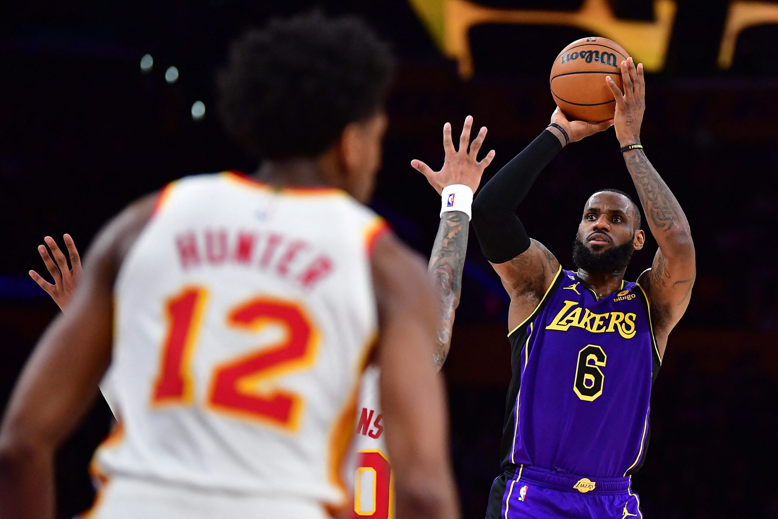 LeBron returns as Lakers pummel Hawks for 4th straight win