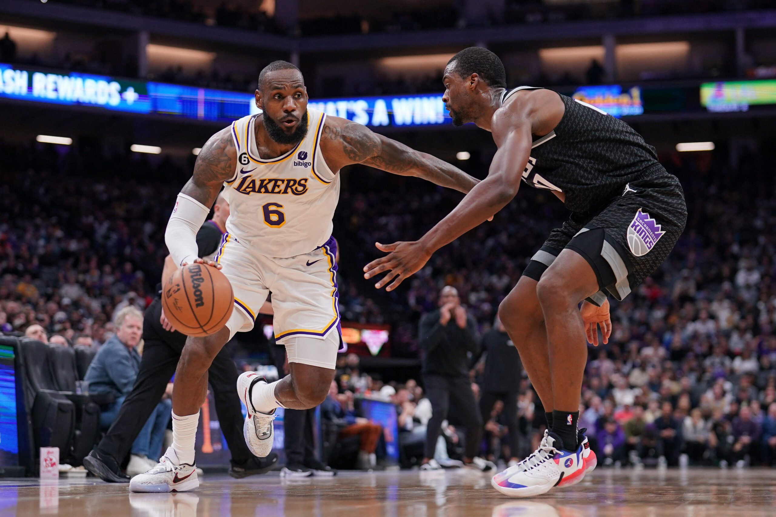 Lakers eke out win over Kings in offensive showcase