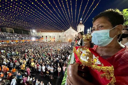 300,000 devotees join dawn kickoff of Cebu’s 458th Fiesta Señor celebration