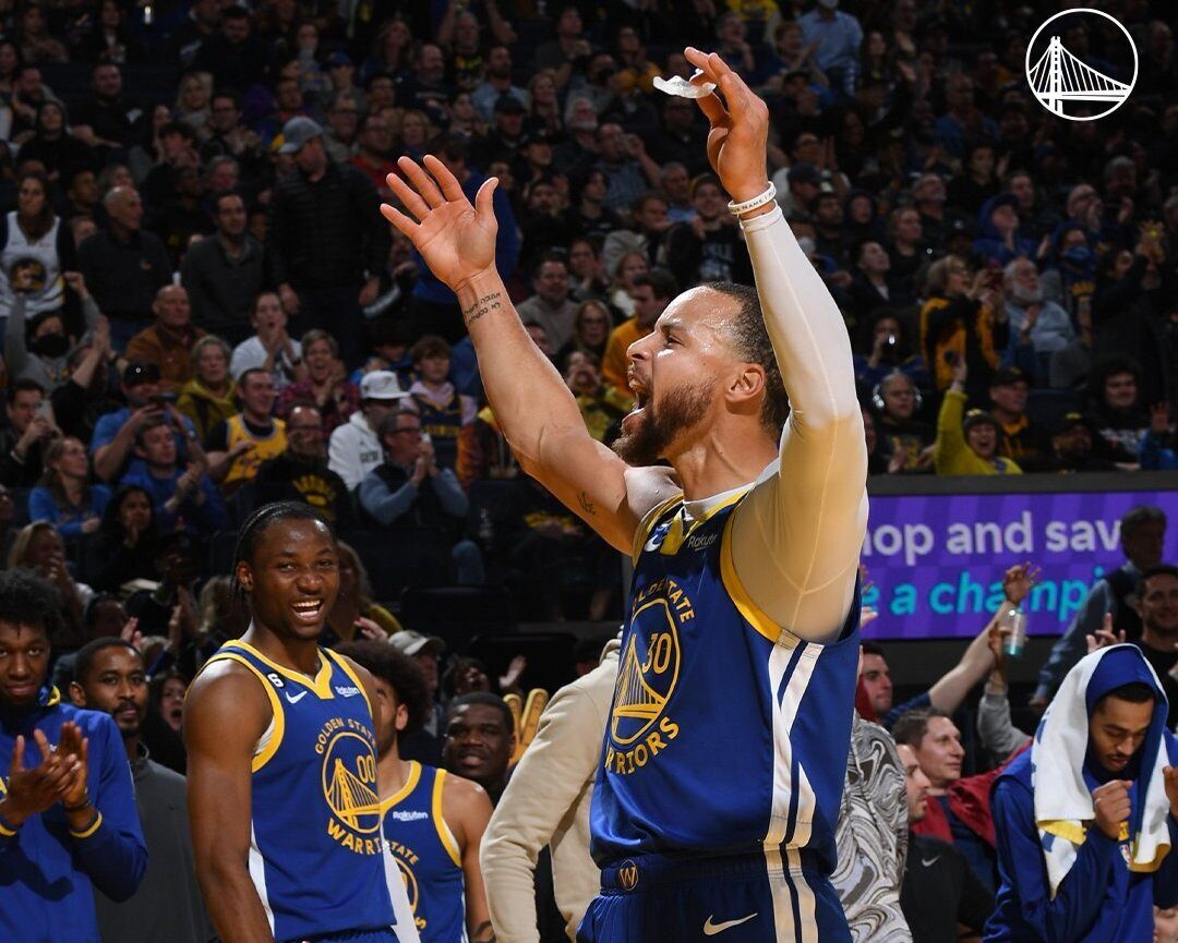 Warriors pick apart Raptors as Curry drops a double-double 