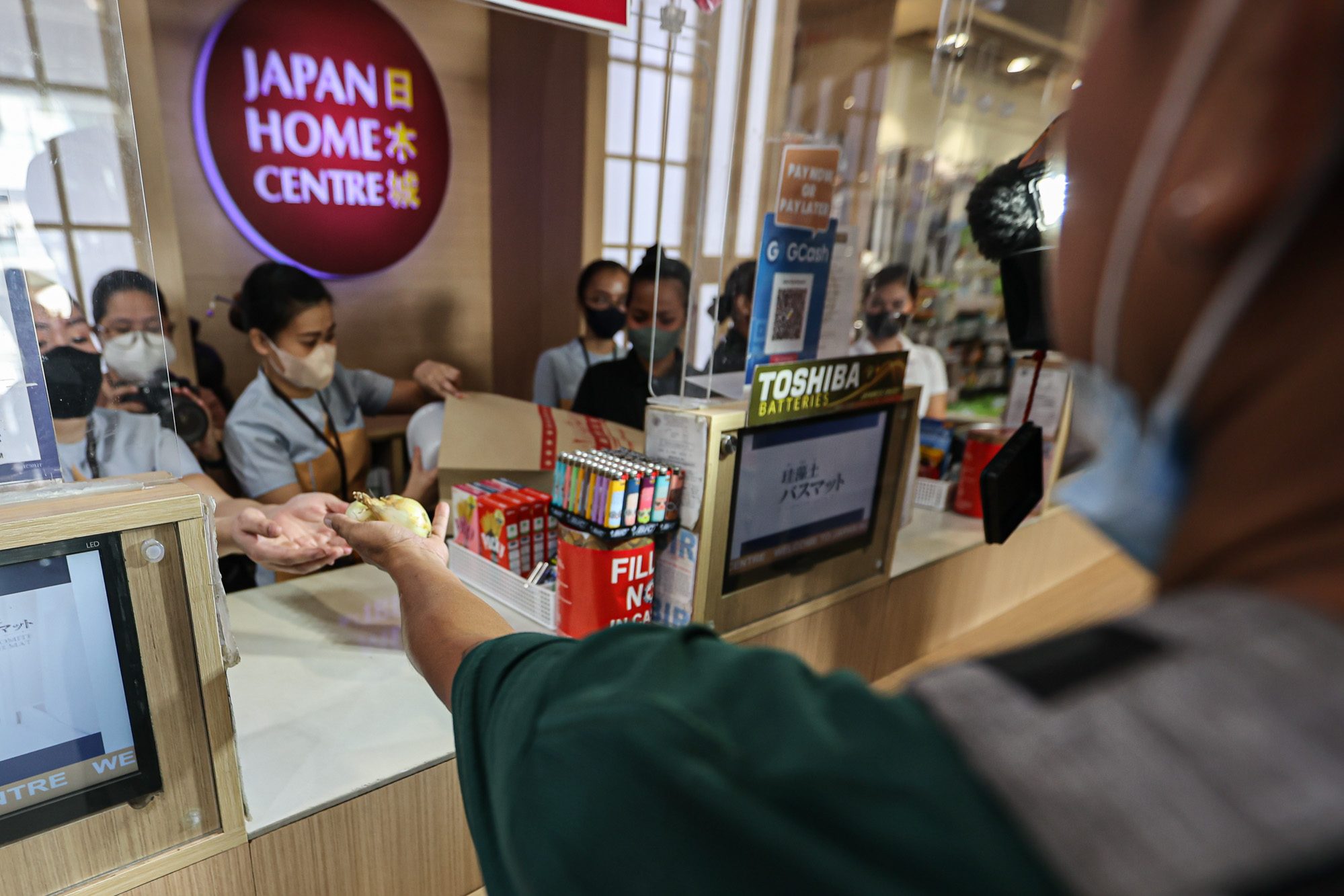 LOOK: Customers eager to pay with onions at Japan Home Centre