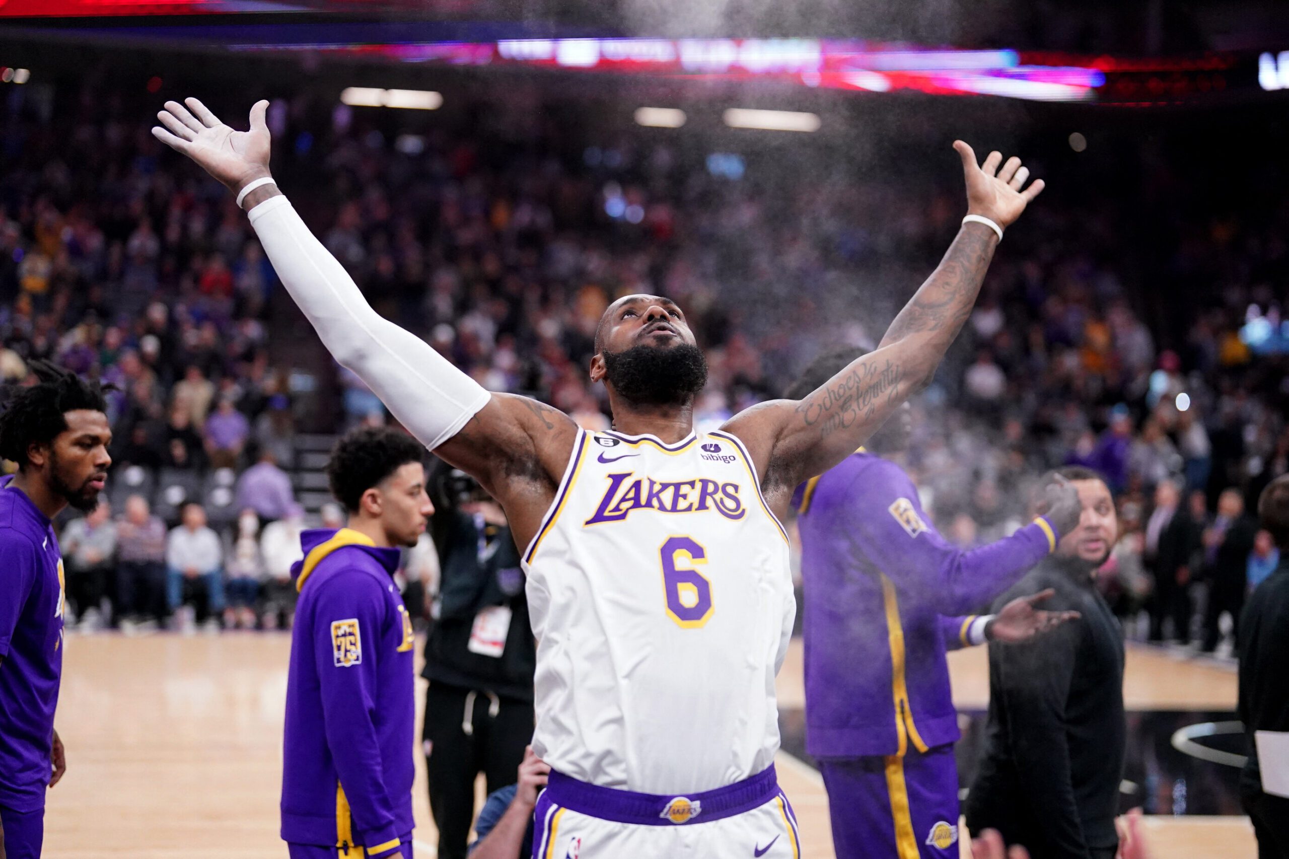 Lakers win 1st road game of season as LeBron James returns