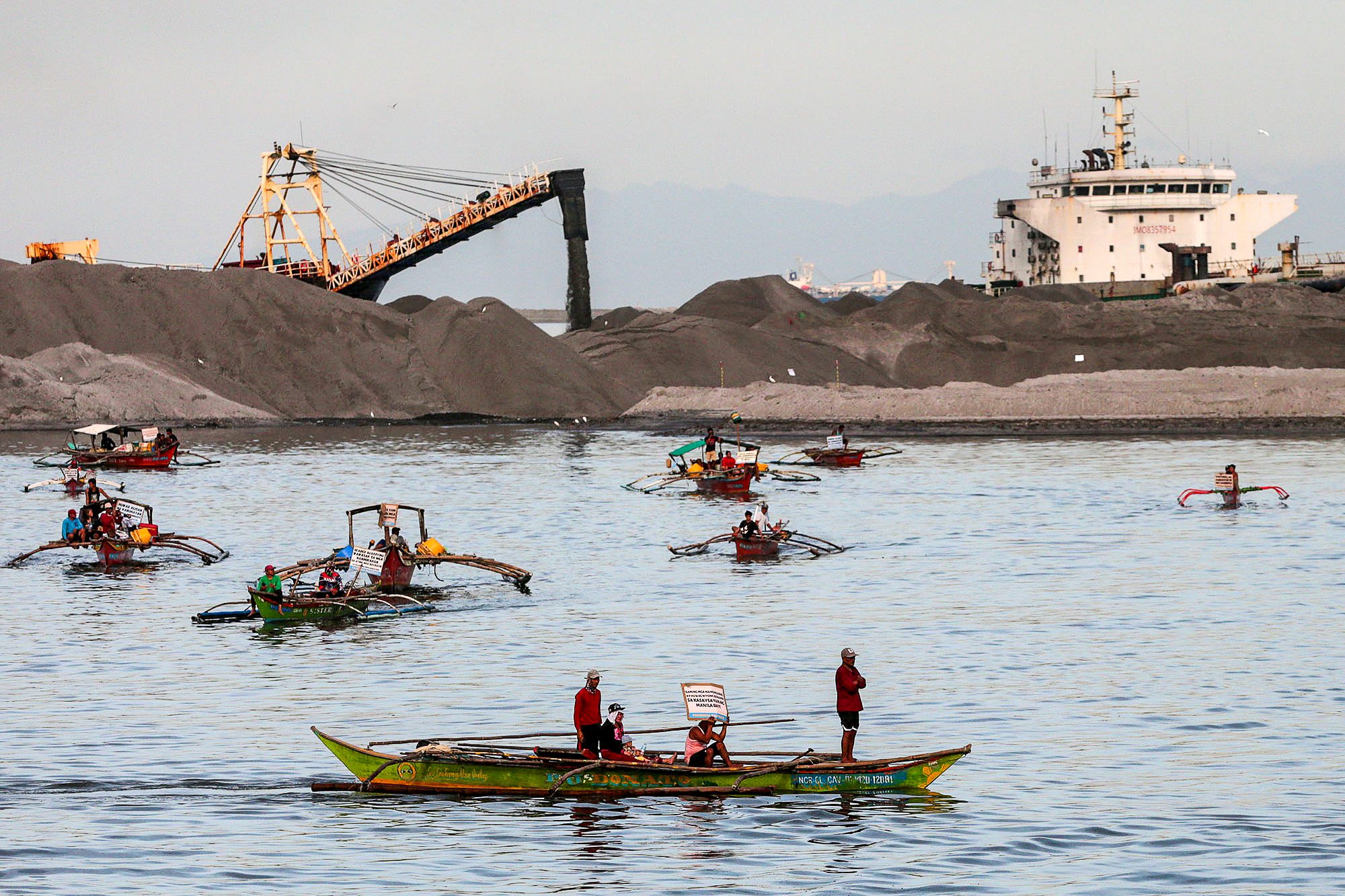 Philippine fishermen balk at land reclamation projects