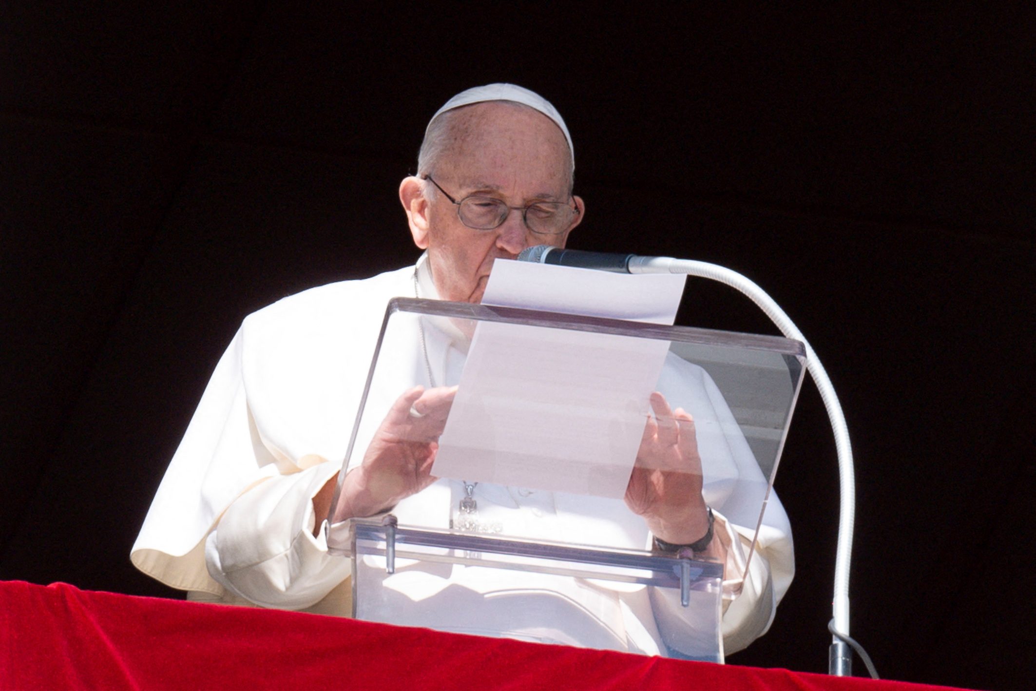 Pope Francis again turns screws on use of traditional Latin Mass