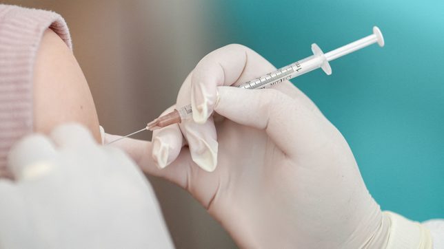 FDA advisers back updated COVID-19 vaccine targeting dominant variant