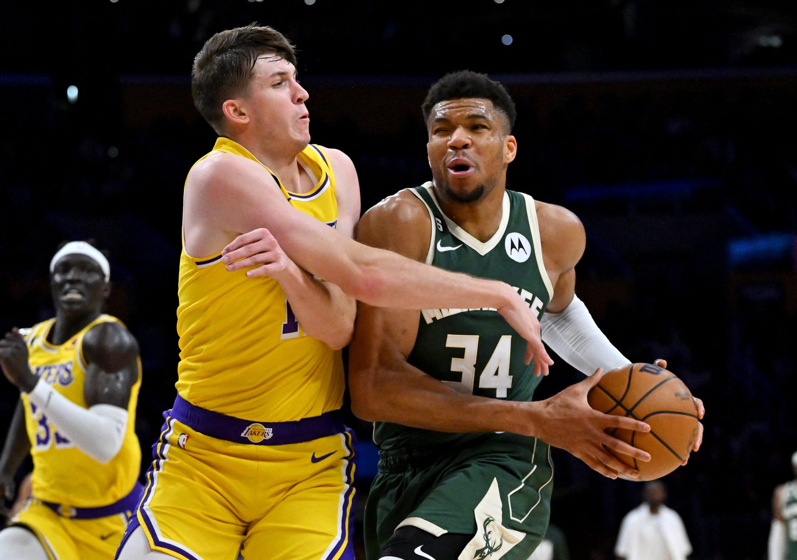 Bucks roll to win over LeBron-less Lakers