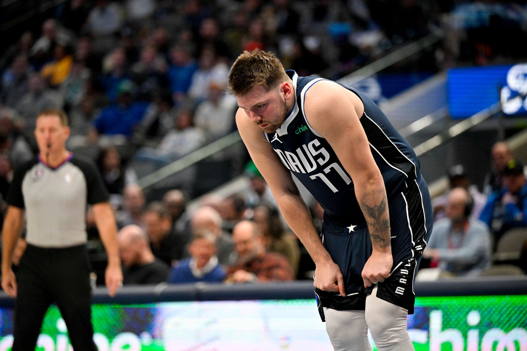 Luka Doncic leaves after scary fall, Mavs still beat Pelicans