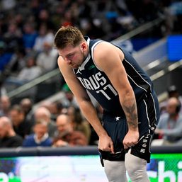 Luka Doncic leaves after scary fall, Mavs still beat Pelicans