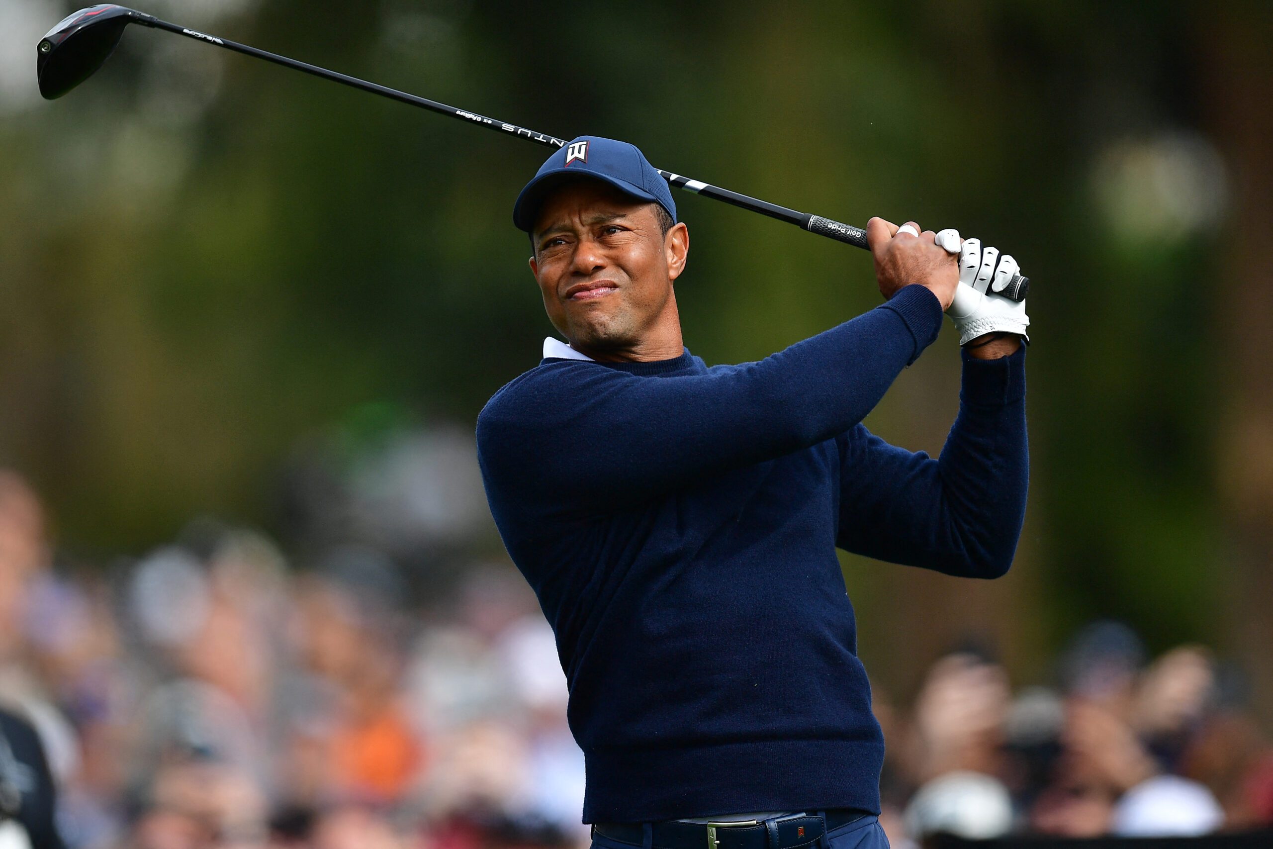 Tiger Woods apologizes for tampon prank, poised to make cut