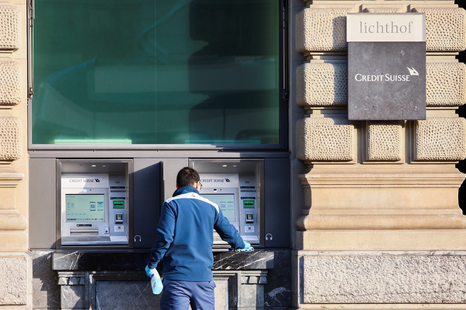 Switzerland curbs bonus payouts at Credit Suisse