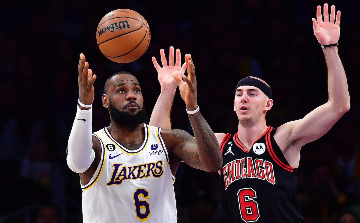LeBron James returns from injury, but Bulls hold off Lakers