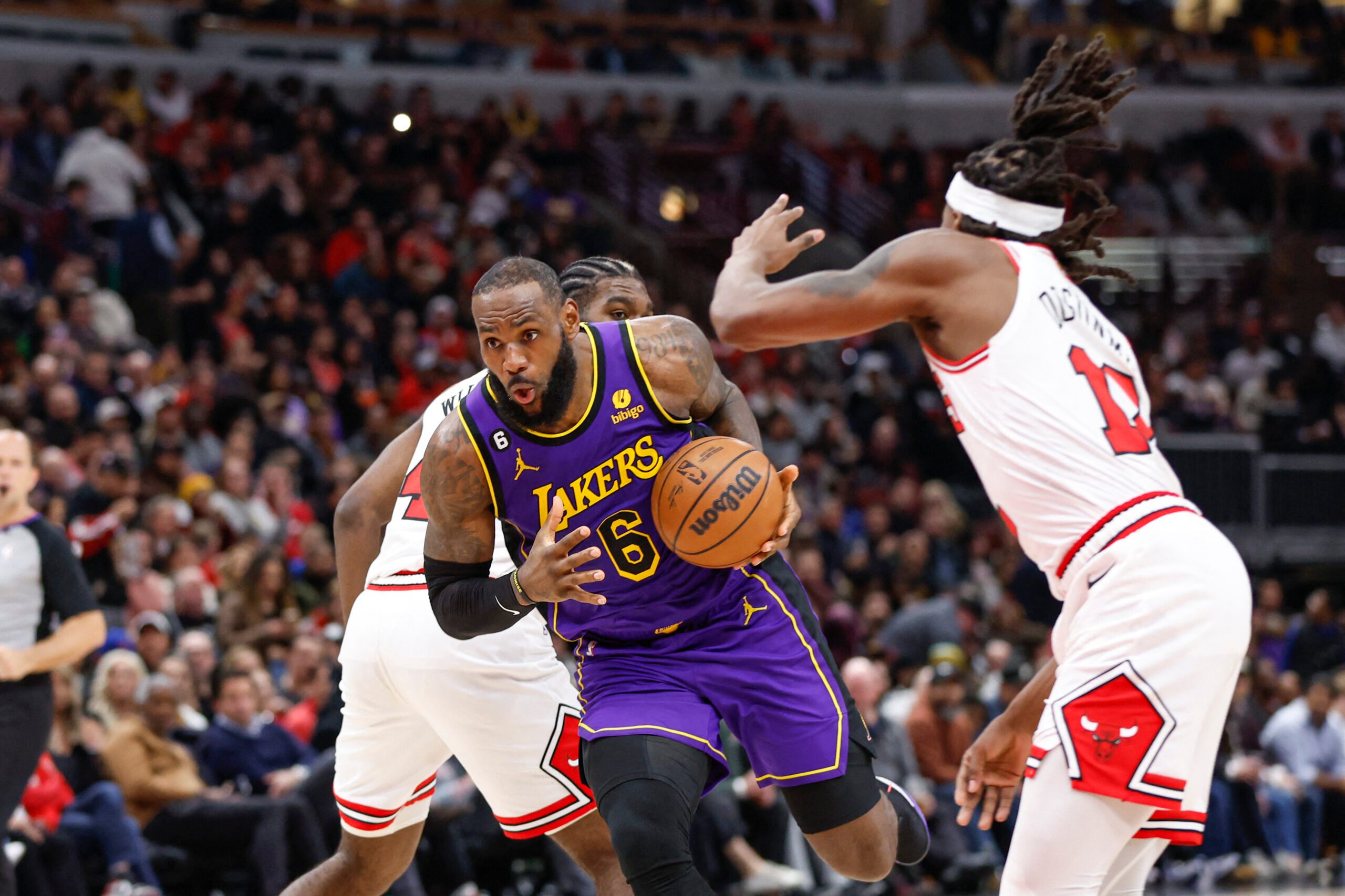 Anthony Davis, LeBron James power Lakers past Bulls