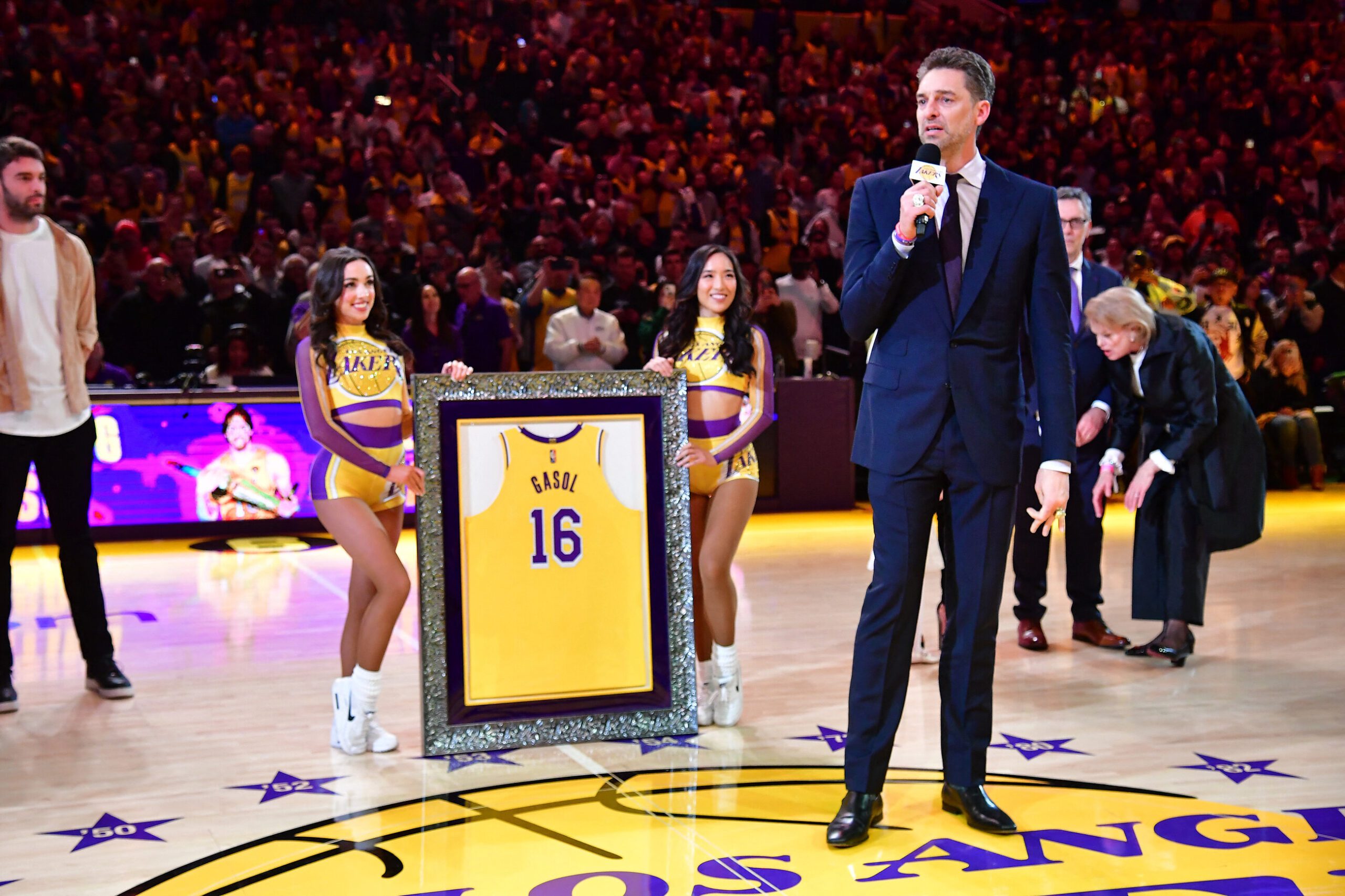 Gasol gets emotional as Lakers retire his No. 16