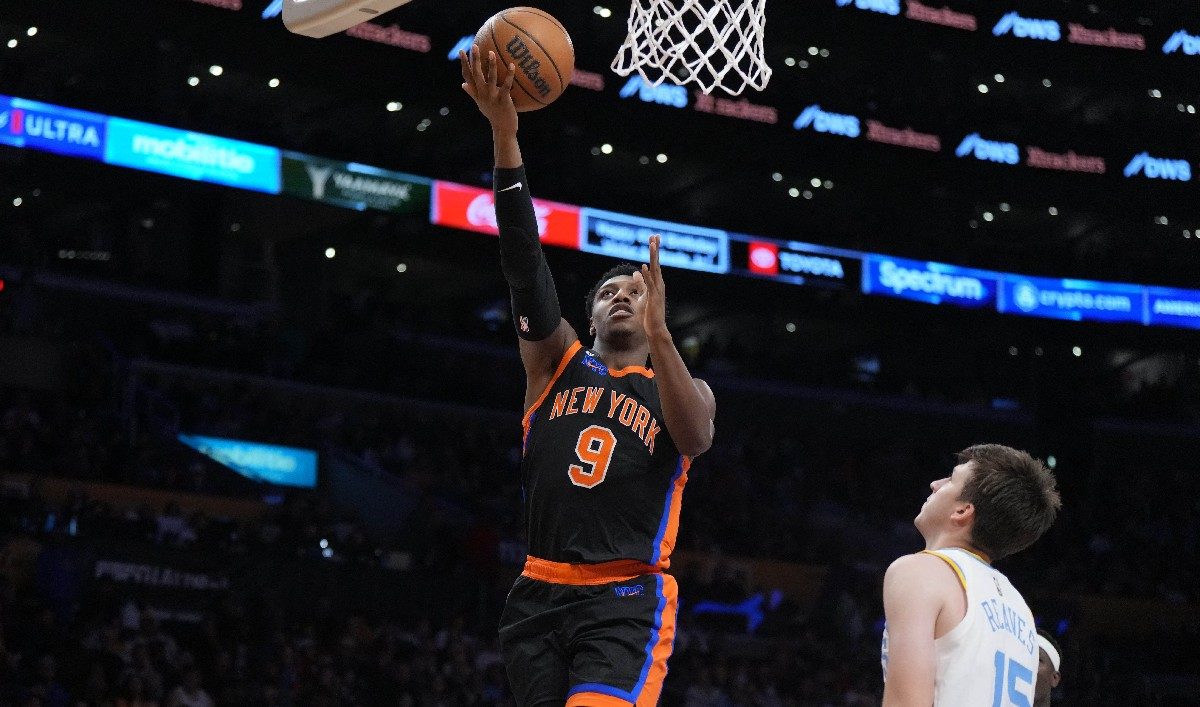 RJ Barrett scores 30 as Knicks defeat Lakers to end skid