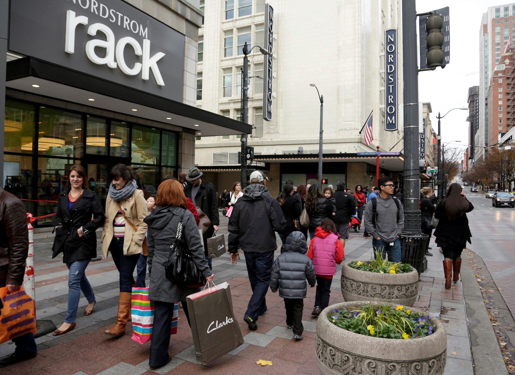 US consumer confidence rises as Americans shrug off bank failures