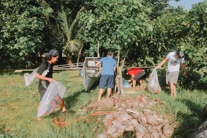 Eastern Samar’s nature lovers mark Earth Day by hauling off beach trash
