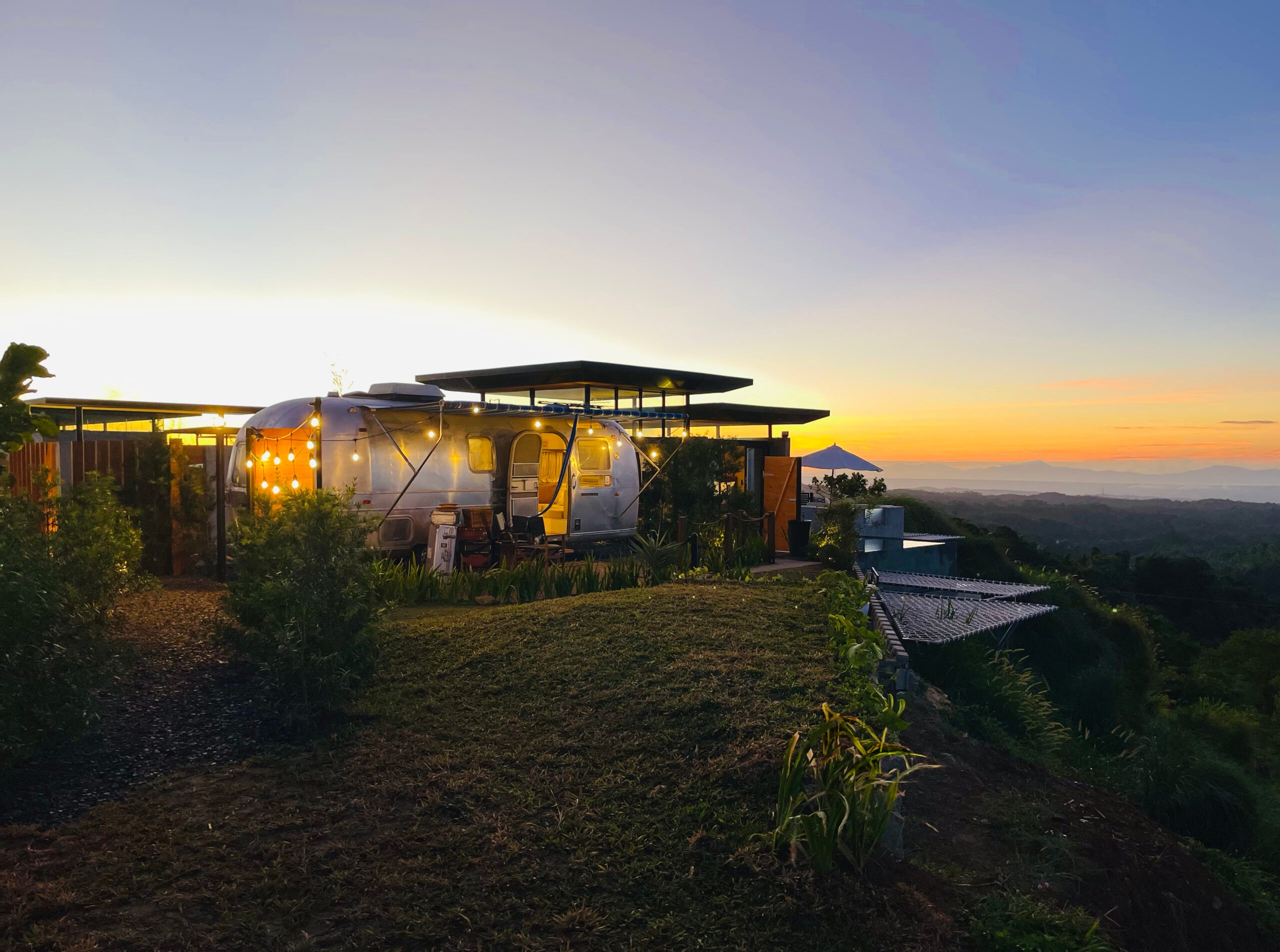 Here comes the sun: Airbnb searches surge 400% for summer travel season - Vimarsana News