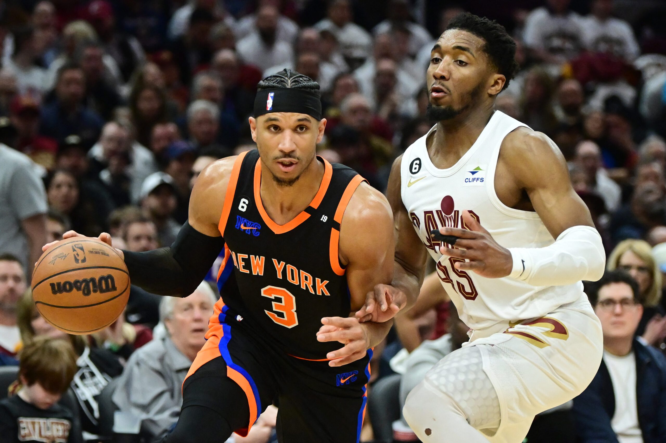 Cavs throttle Knicks to even series at 1-1