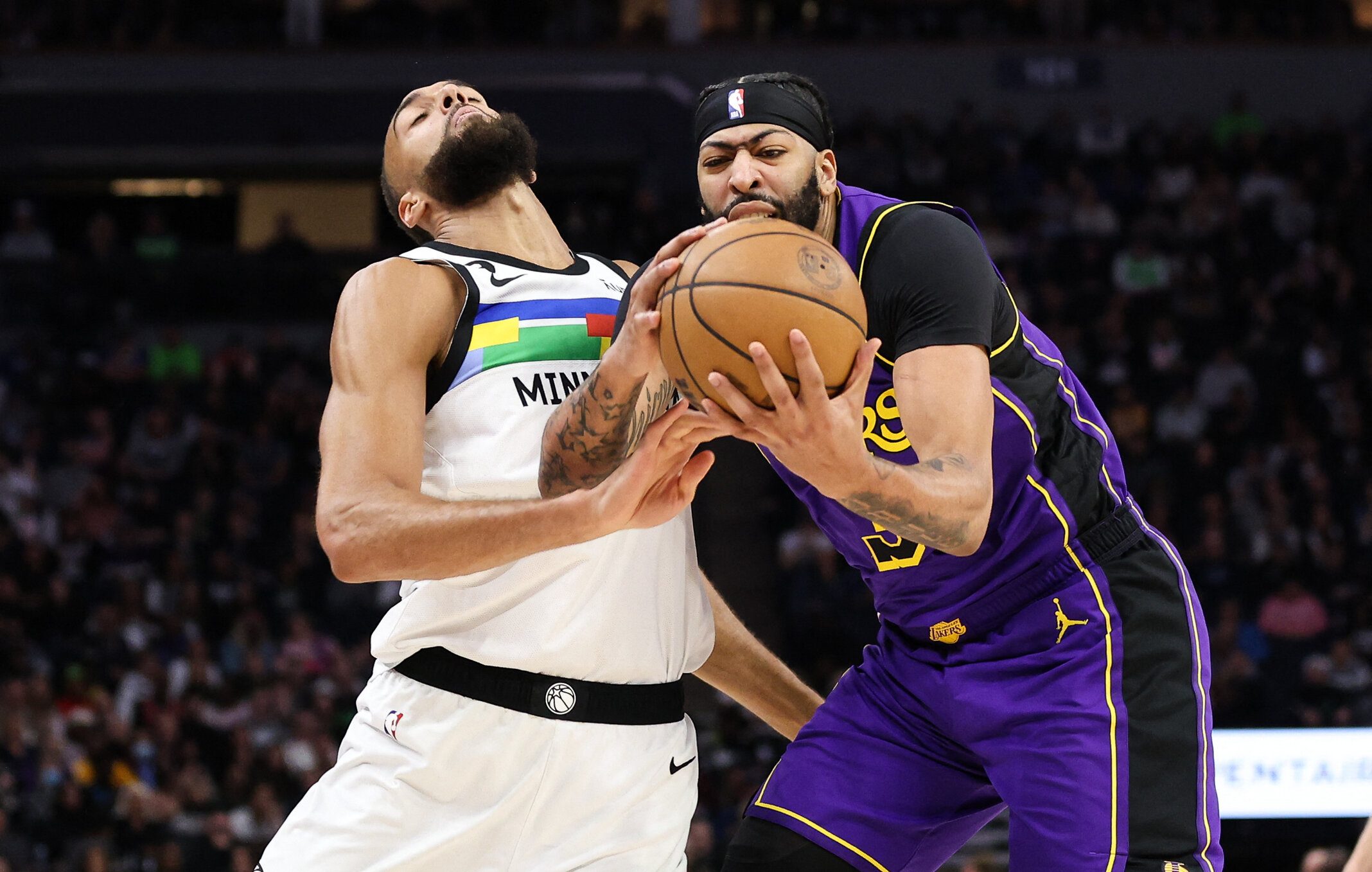 Anthony Davis, Lakers surge past Timberwolves