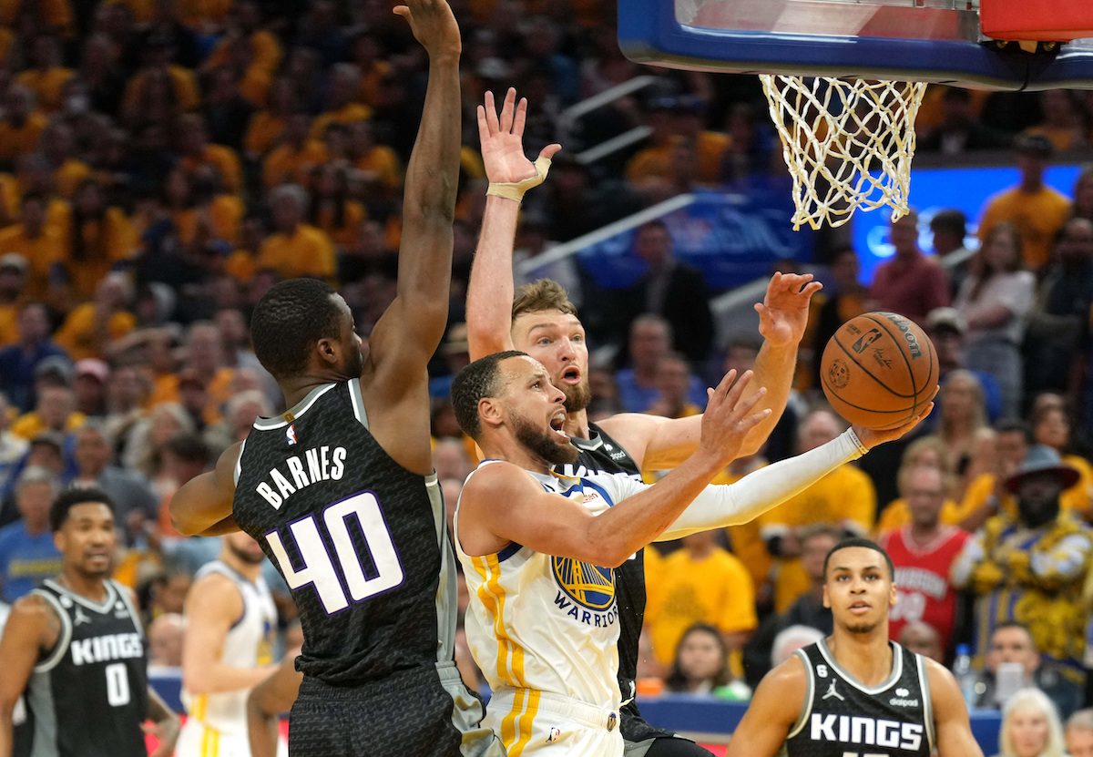 Steph Curry, Warriors hang on late to beat Kings, tie series at 2-2