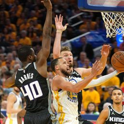 Steph Curry, Warriors hang on late to beat Kings, tie series at 2-2