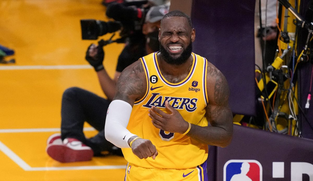 LeBron James played with torn tendon in foot – report