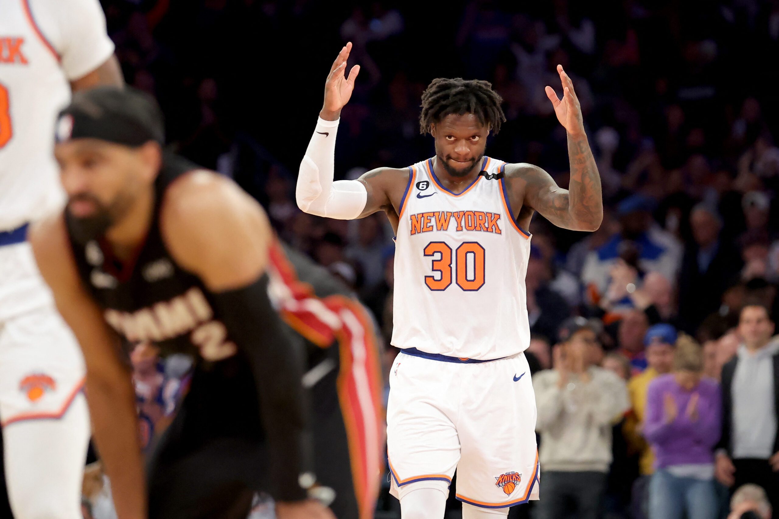 Knicks race past Heat in 4th quarter, level series 1-1